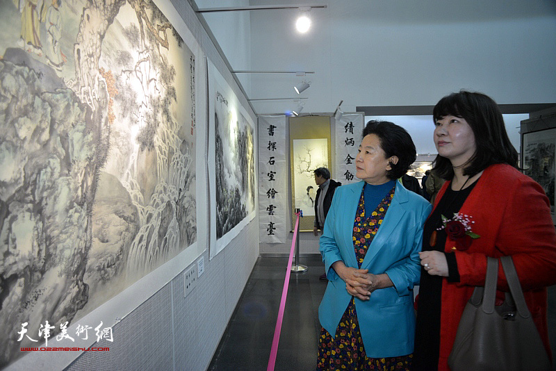 曹秀荣、朱彤在画展现场观看画作。