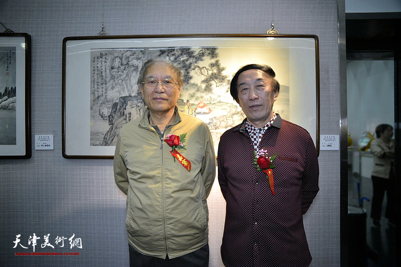 何延喆与李岳林在画展现场。