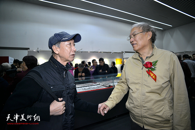 何延喆与曹恩祥在画展现场。