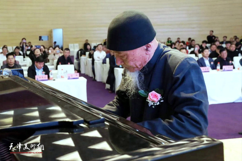 李正天教授在现场用钢琴深情演奏《沂蒙颂》《沂蒙山小调》抒发家国情怀