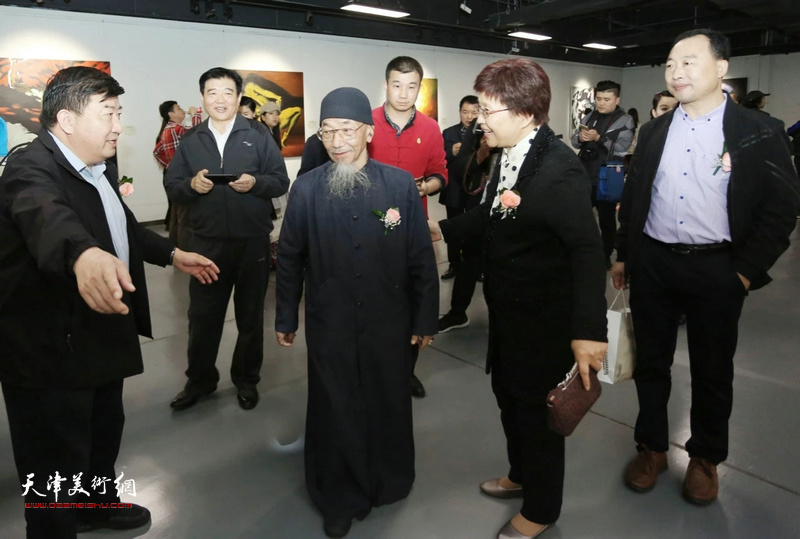 李正天教授和赵爱华女士、申作信先生等嘉宾在展览现场。