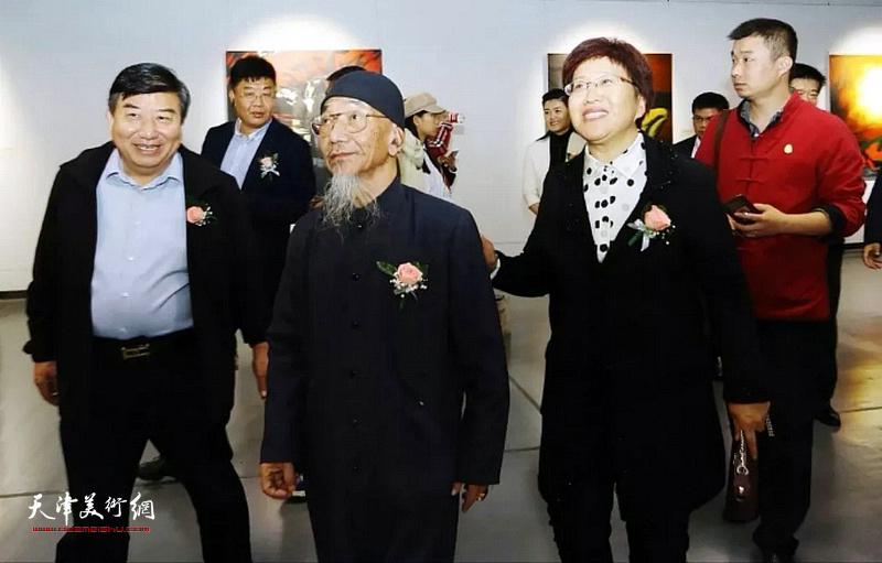 李正天教授和赵爱华女士、申作信等嘉宾在展览现场。