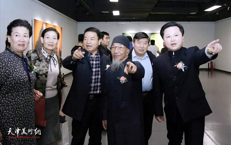李正天教授和赵景宇先生、高明先生、朱瑞君女士等嘉宾在展览现场。