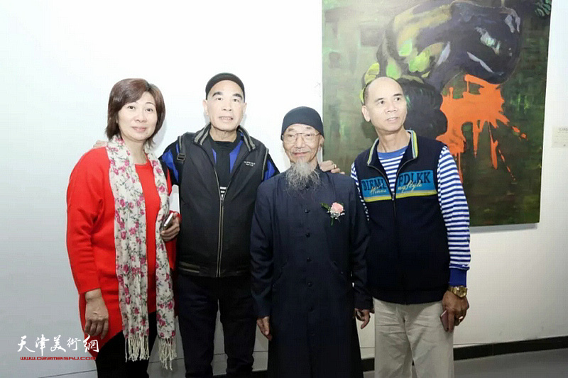 李正天教授和来自广东的嘉宾在展览现场。