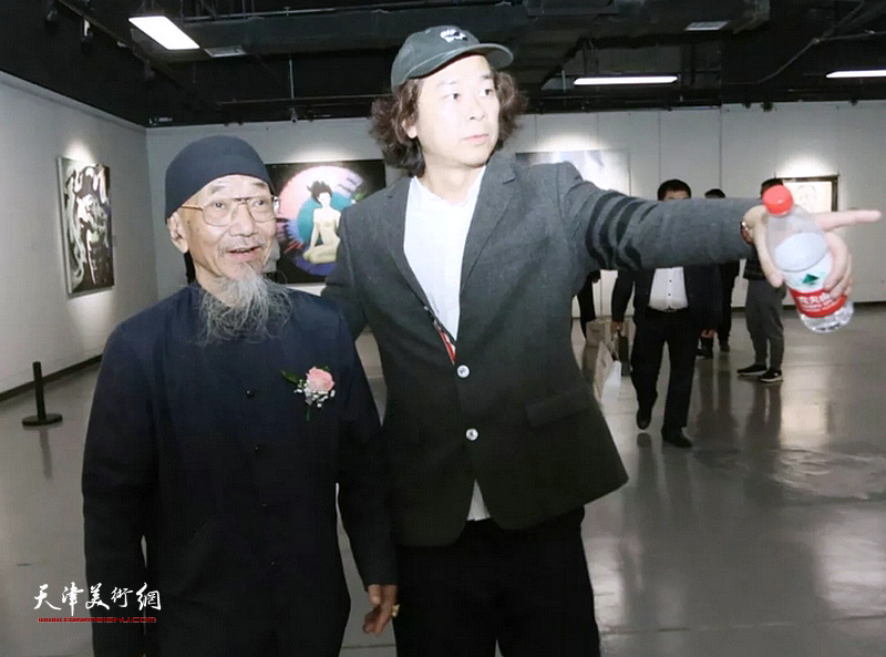 李正天教授和郑昆先生在展览现场。