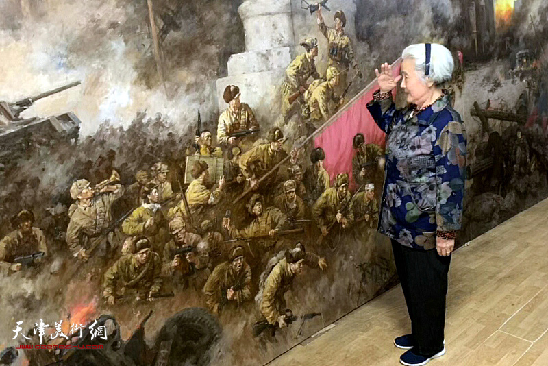 庞芙蓉老师面对英雄战士行军礼。