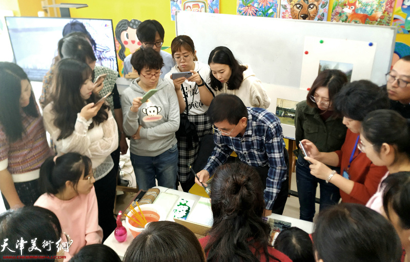 王文元在美术教师培训班上进行绘画示范。