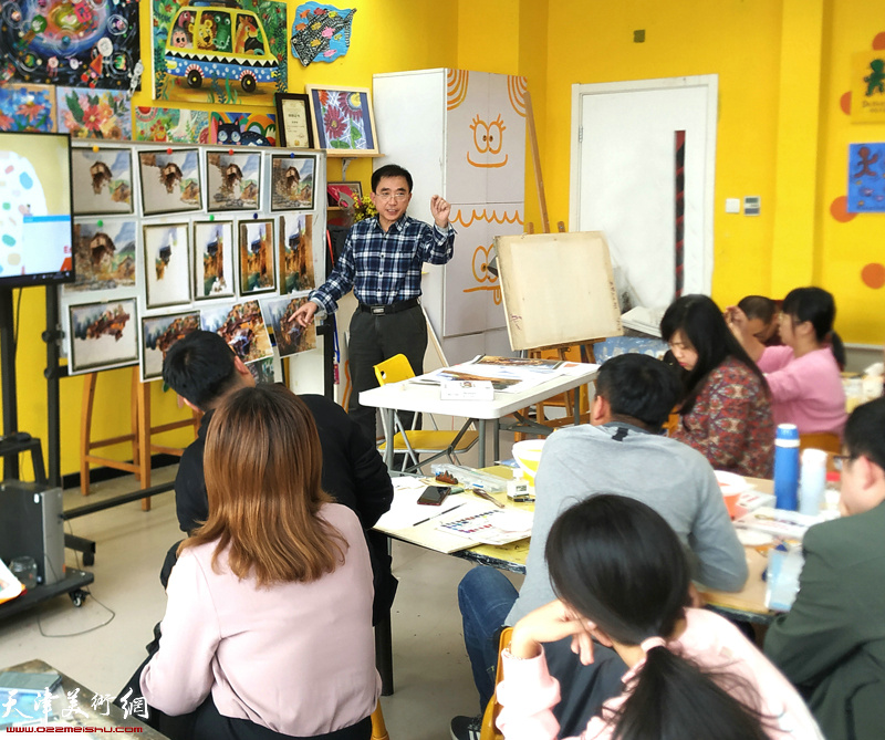 王文元在美术教师培训班上讲解示范作品。