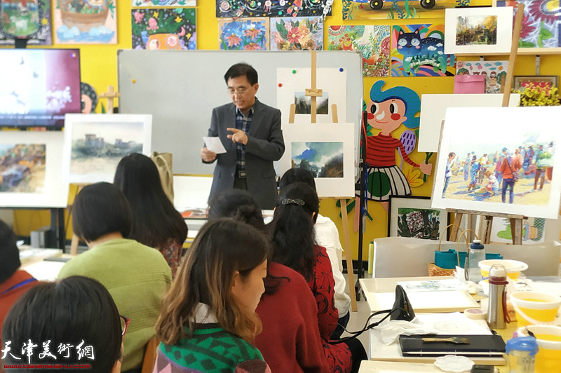 王文元在美术教师培训班上讲解示范作品。-