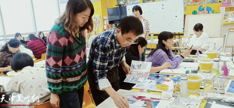王文元在美术教师培训班上指导教师创作。