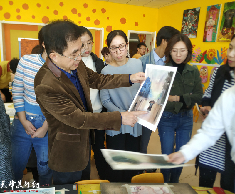 王文元在美术教师培训班上点评作品。