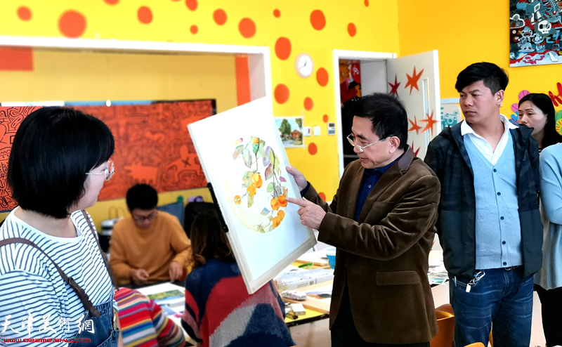 王文元在美术教师培训班上点评作品