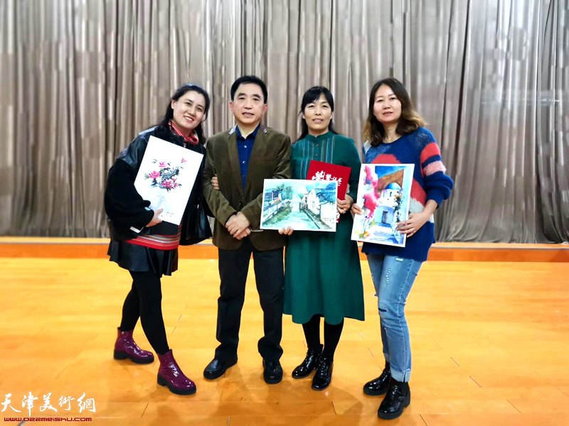 王文元与参加培训班的美术教师在结业展览现场。
