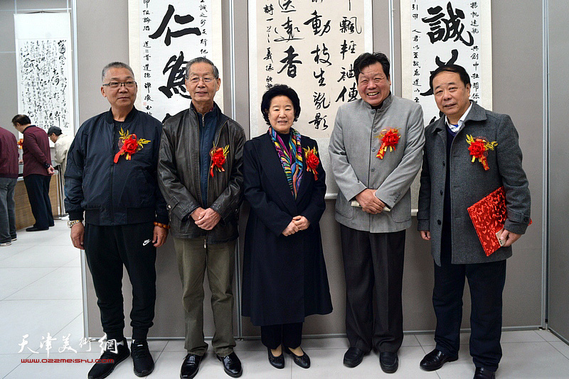 曹秀荣、刘建华、郭鸿春、赵炳刚在书画展现场。
