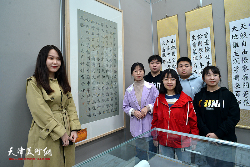 宋妍婧与喜爱书法的青少年在书法展现场。