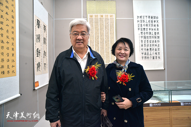 曹柏崑、冼艳萍在书法展现场。