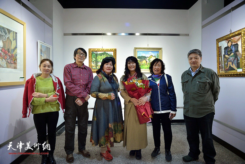 刘莉莉与张胜、刘志平、刘小妹、温馨、焦敏在作品展现场。