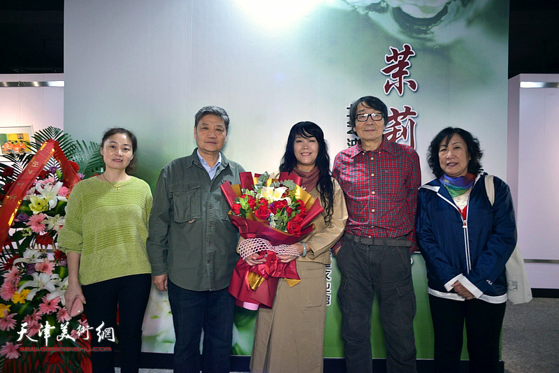 刘莉莉与张胜、刘志平、任小楣、焦敏在作品展现场。