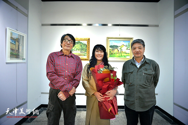 刘莉莉与张胜、刘志平在作品展现场。