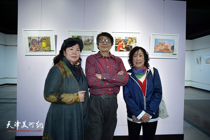 张胜、刘小妹、温馨在作品展现场。