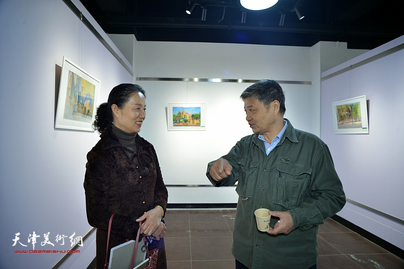 刘志平在作品展现场与来宾交流。