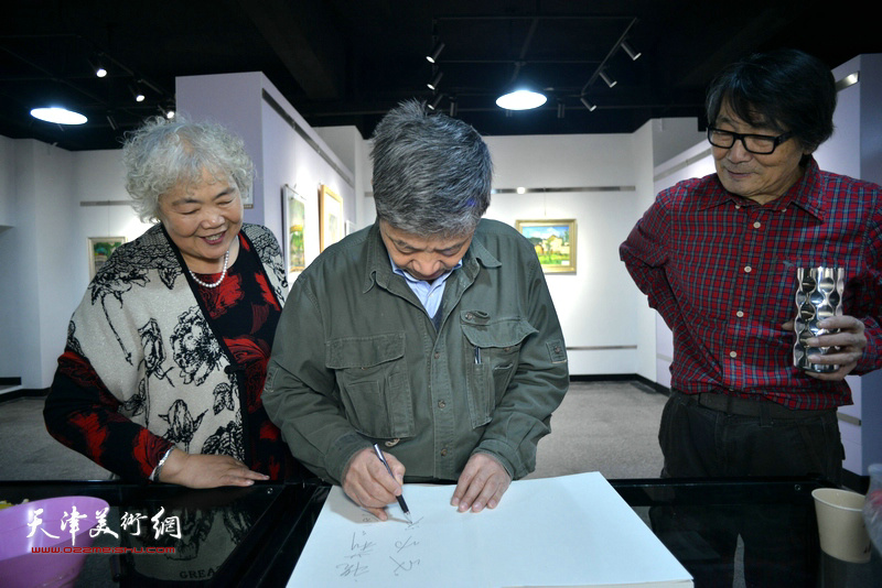 刘志平为画展题词。