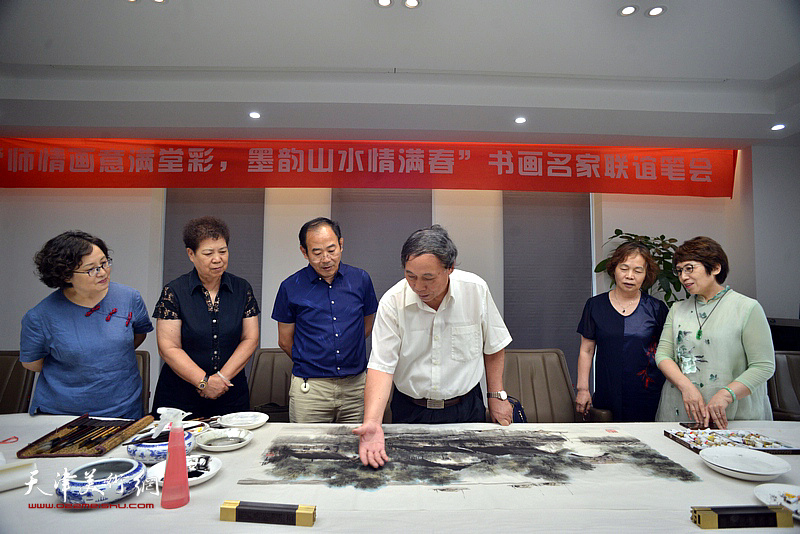 画家郭凤祥与卞昭宏、王亚民、于文、杜淑骑、胡潇在“师情画意”栏目组。