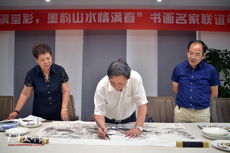 郭凤祥与弟子于文在“师情画意”栏目组。