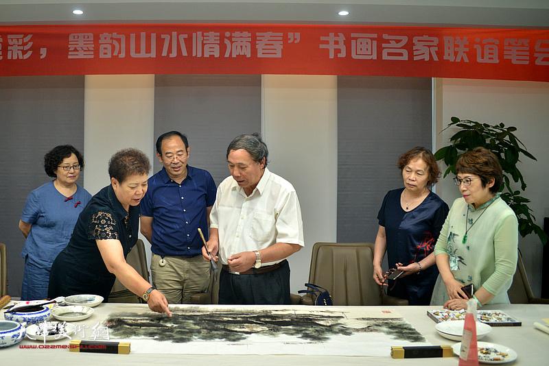 画家郭凤祥与卞昭宏、王亚民、于文、杜淑骑、胡潇在“师情画意”栏目组。