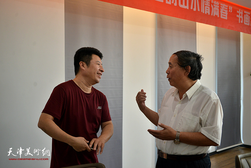 天津北方文化产业投资集团股份有限公司董事长王克与郭凤祥在“师情画意”栏目组交谈。