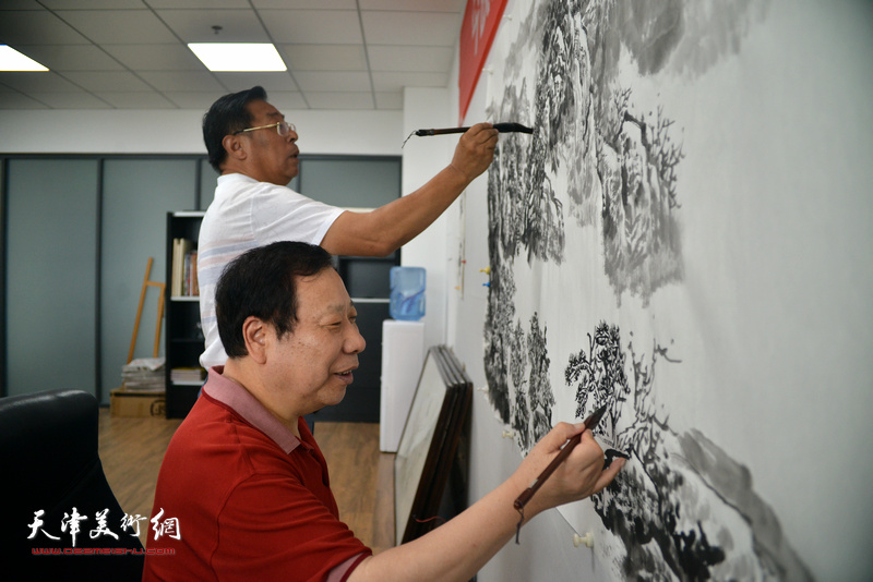 赵俊山、杨利民在“师情画意”栏目组创作。