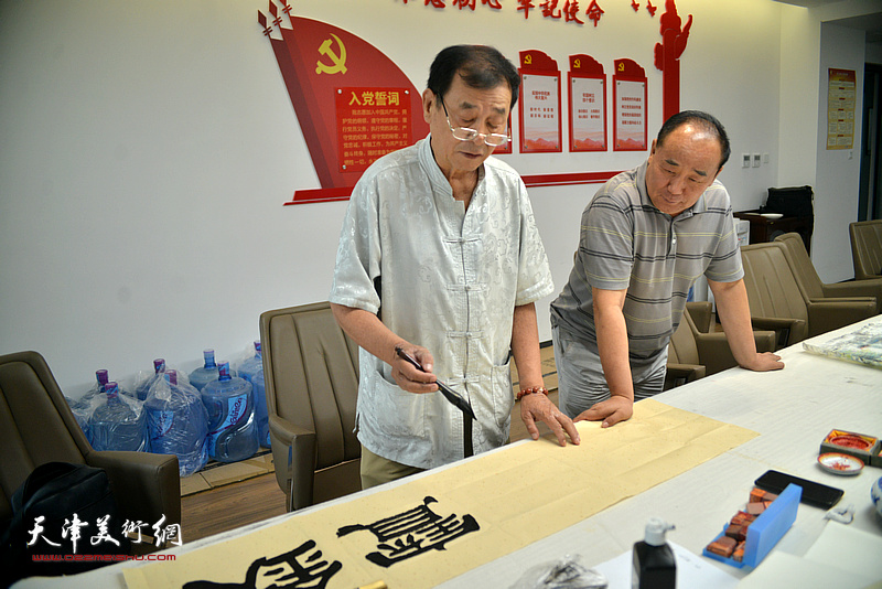 张永生、李建华在“师情画意”栏目组创作。
