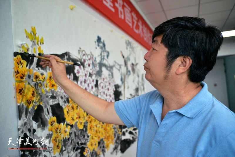 王惠民在“师情画意”栏目组创作。