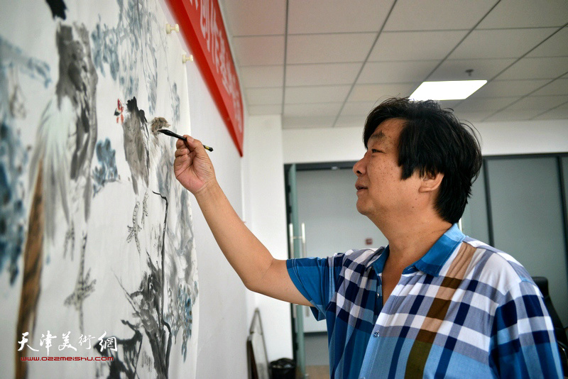 翟洪涛在“师情画意”栏目组创作。