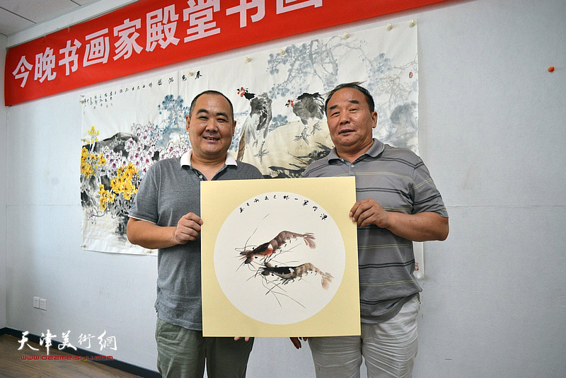 左起：刘忠荣李建华在“师情画意”栏目组。
