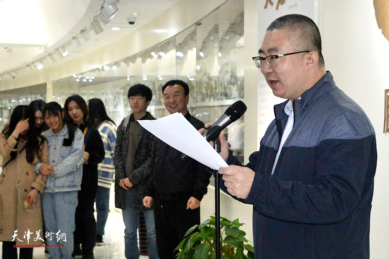 天津艺术史学会会长齐珏主持开笔仪式。