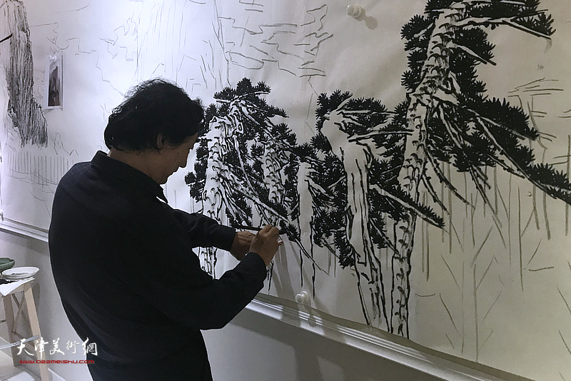 韩石为《江山多娇——山形石画卷》巨幅长卷开笔。