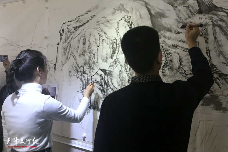 姜金军为《江山多娇——山形石画卷》巨幅长卷开笔。