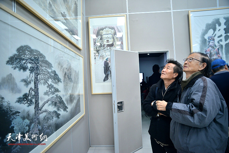 房师武、吴景玉在画展现场观看作品。