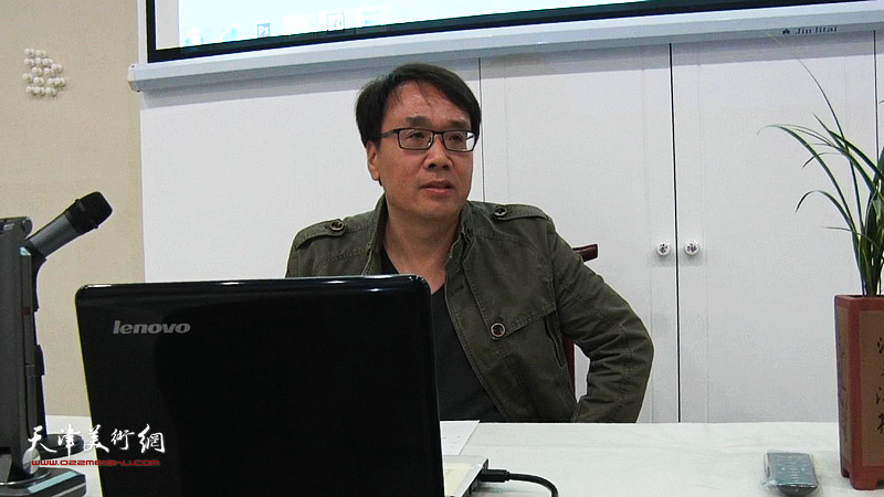 青年画家张晓彦在青源书院开学座谈会上讲演。