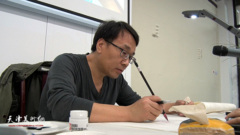 青年画家张晓彦在青源书院开学座谈会上现场演示笔墨技法。