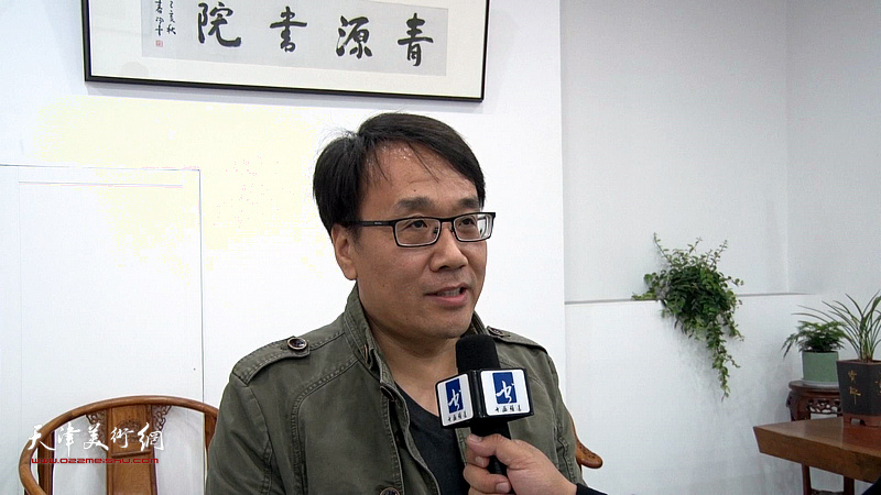 青年画家张晓彦在青源书院开学座谈会上接受媒体采访。