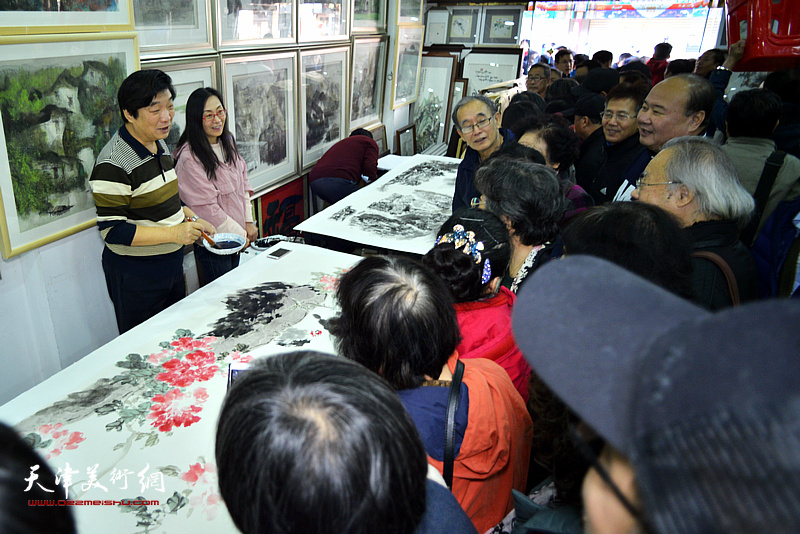 翟洪涛在鹤艺轩现场创作与书画爱好者交流。