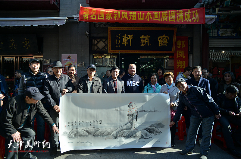 王印强画作《闽南丽人》在鹤艺轩现场展示。