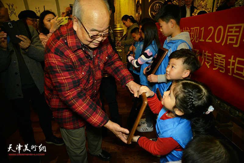 著名甲骨学家、中国社会科学院荣誉学部委员、中国殷商文化学会名誉会长王宇信先生为青少年“世遗·甲骨文明传承人”颁发证书。