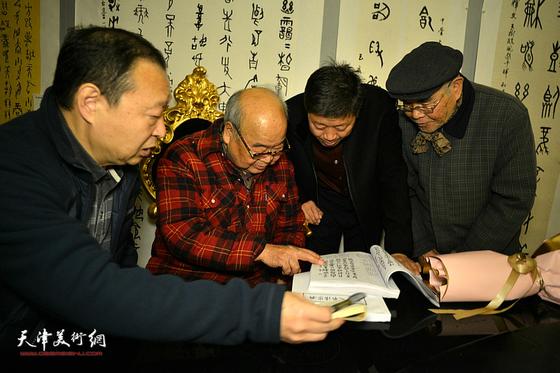 王宇信、陈聿东、杨连山在巡回展现场交流文字研究心得。