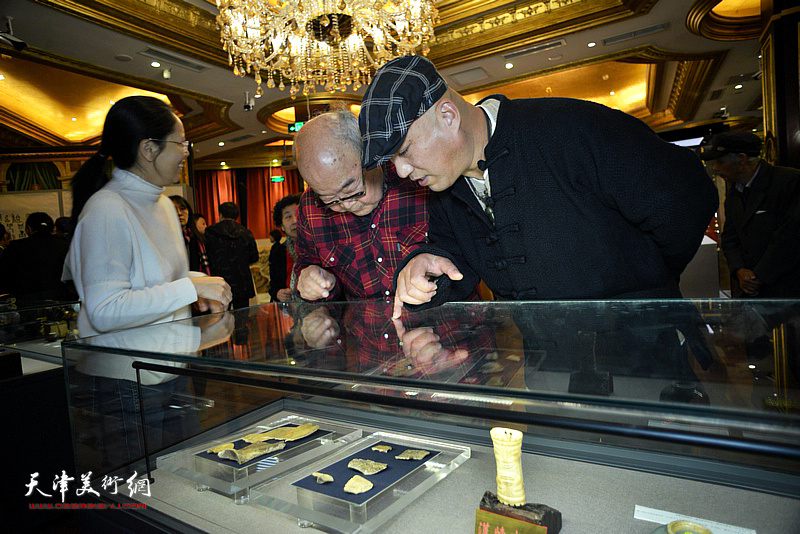 王宇信、邢泓未在巡回展现场观赏展出的甲骨。