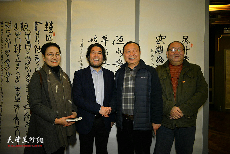 左起：郑少英、朱彦民、陈聿东、敖堃在巡回展现场。