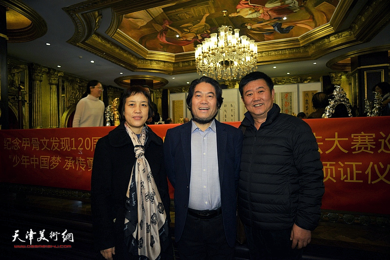 朱彦民与刘经章、许桂荣在巡回展现场。