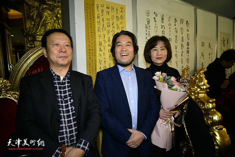 朱彦民与张建华、孙艳萍在巡回展现场。